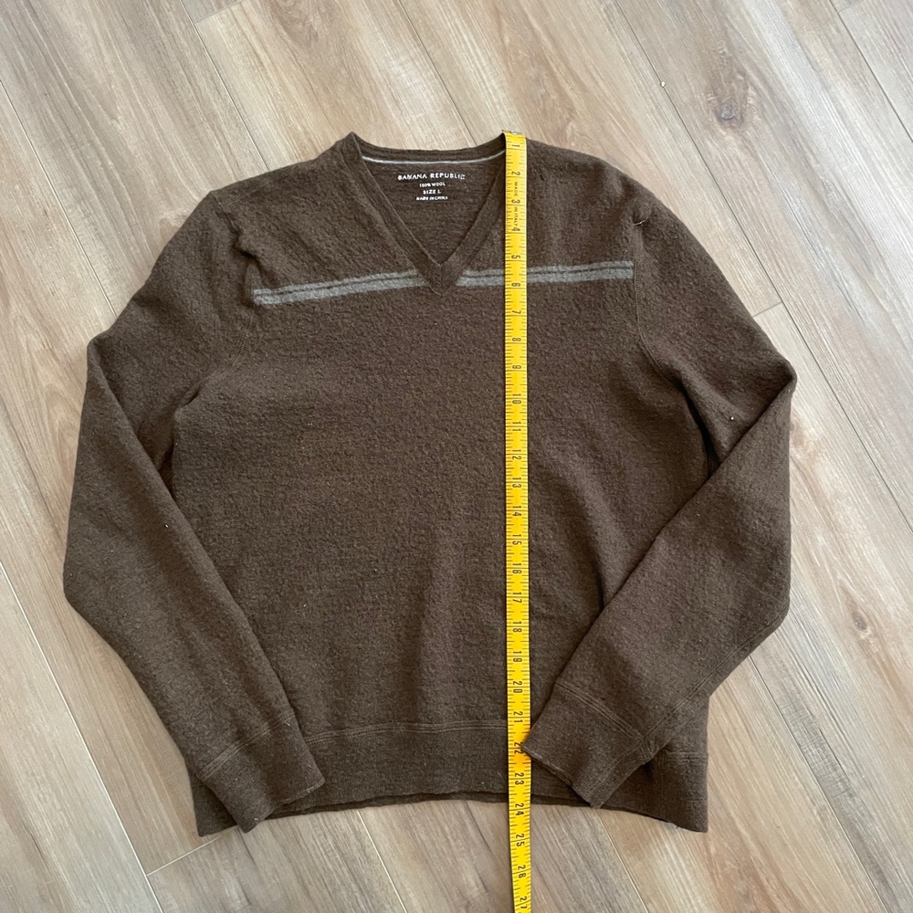 Banana Republic Men's Dark Brown V-Neck Sweater